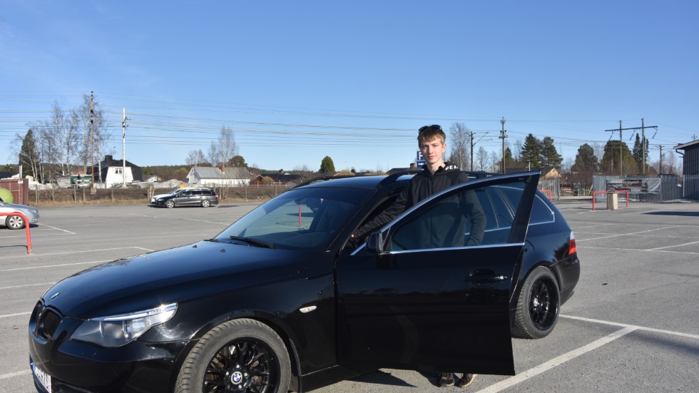 Teo Hed har en ombyggd BMW 523i. Han har ett stort motorintresse och lägger ned mycket tid på det.