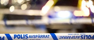 Man hittades knivhuggen utomhus i Köping