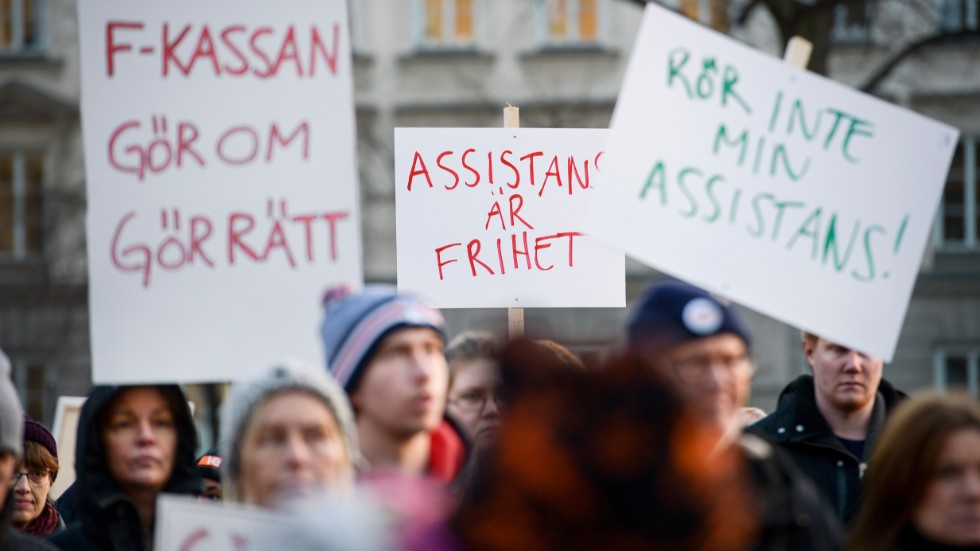 Politiken måste väga friheten att välja personlig assistans mot hårdare kontroller av utbetalningar. OBS! Personerna på bilden har ingenting med innehållet i artikeln att göra.