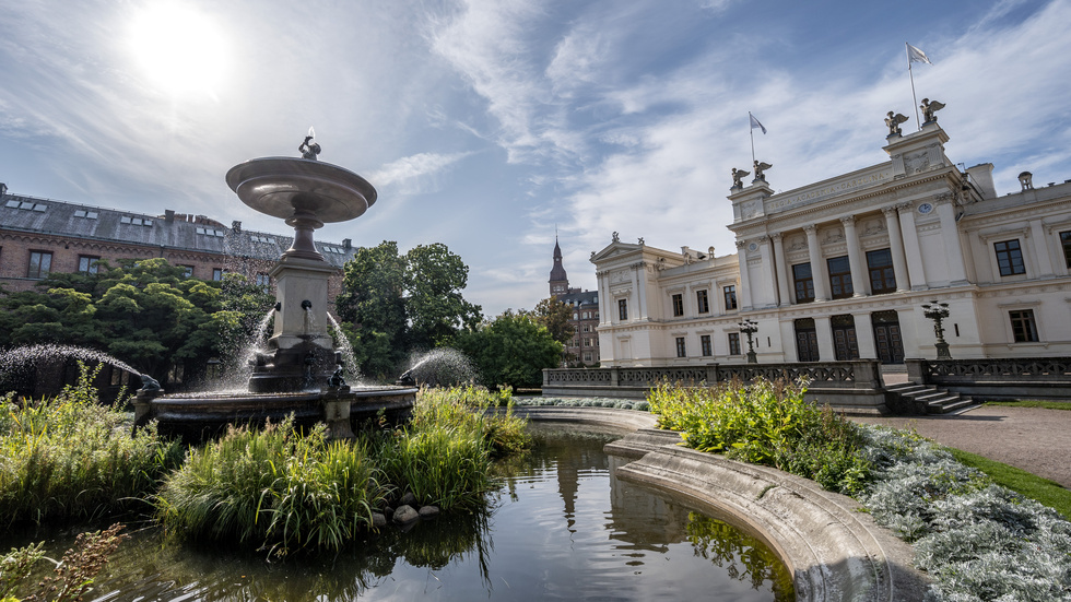 Lunds universitet står sig väl i en internationell kvalitetsrankning. Bilden visar universitetets huvudbyggnad vid Universitetsplatsen i Lundagård. Arkivbild.
