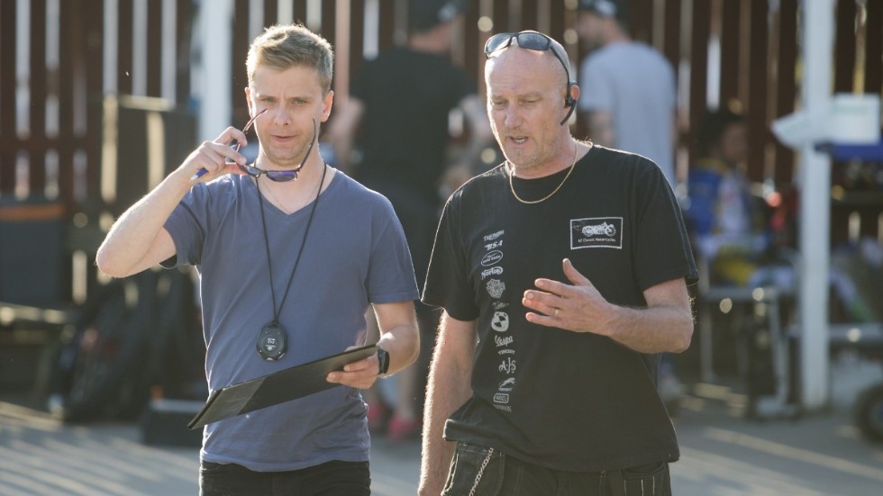 Daniel Davidsson i samtal med Björn "Böna"Ohlson under premiären mot Vetlanda. En match som Danielsson på förhand trodde att Piraterna skulle kunna vinna.