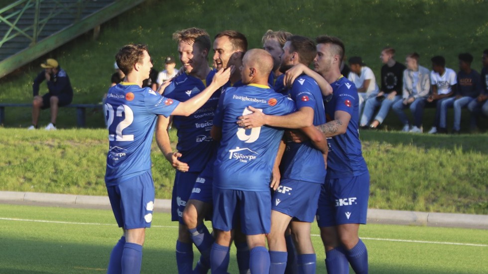 David Strömgren klappas om av glada lagkamrater efter att han gett VFC ledningen.