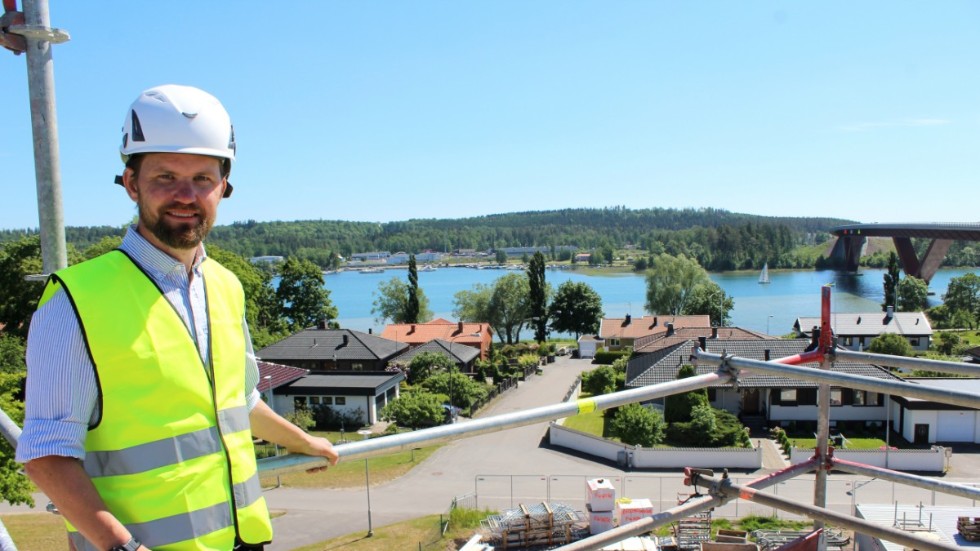 Johan Törnblom från företaget Klarabo förevisar utsikten från cirka 14 meters höjd.