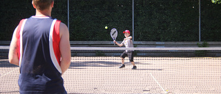 Förslaget: "Bygg om tennisbanor till padel"