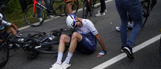 Kvinna gripen efter krasch i Tour de France