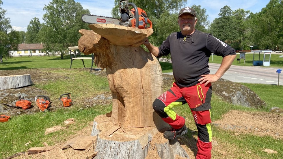 Stefan Karlsson, motorssågsskulptör, såg till att Brevens bruk fick en älgtjur bland alla hjortar.
