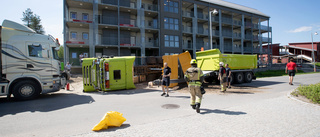 Lastbil välte – chauffören fördes till sjukhus