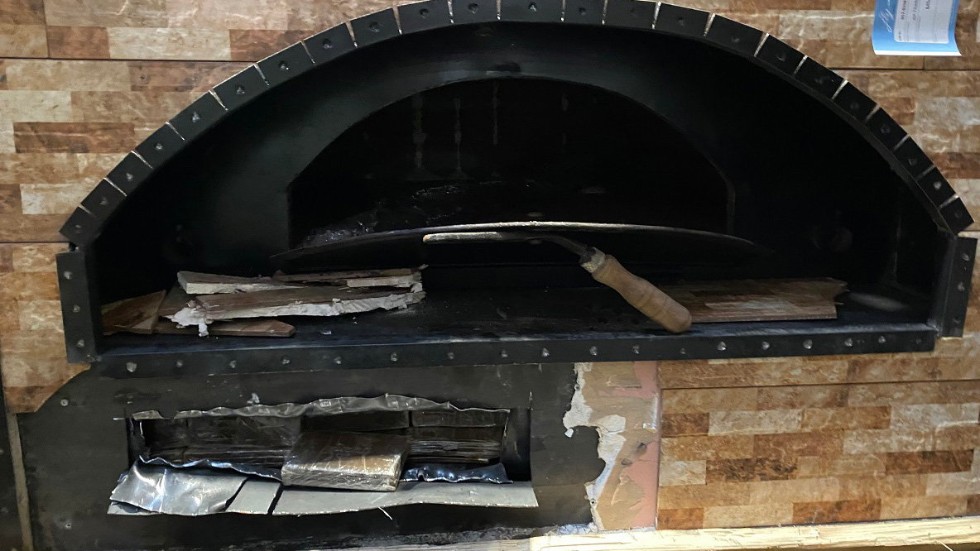 I den här pizzaugnen smugglades 200 kilo narkotika.