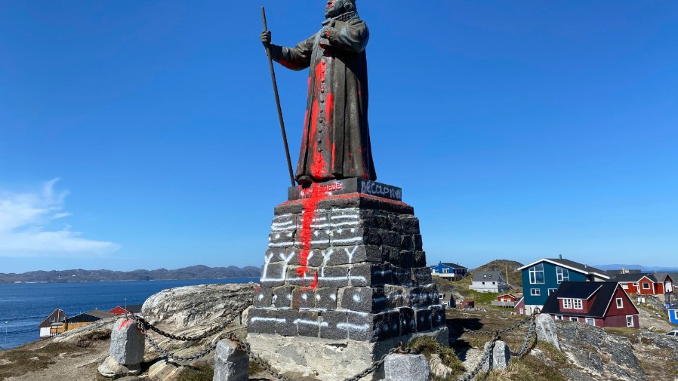 En staty av missionären och kolonisatören Hans Egede i Nuuk, som här har blivit vandaliserad med röd färg. Arkivbild från juni 2020.