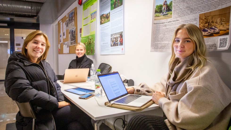 Anna Ulfsson, Charlotta Alho (längst bak) och Alice Pettersson studerar alla ledatskap på Campus Gotland. De gillar inte regeringens förslag på att höja räntan på studielån. "Studier ska inte bli en klassfråga", säger Charlotta Alho. 