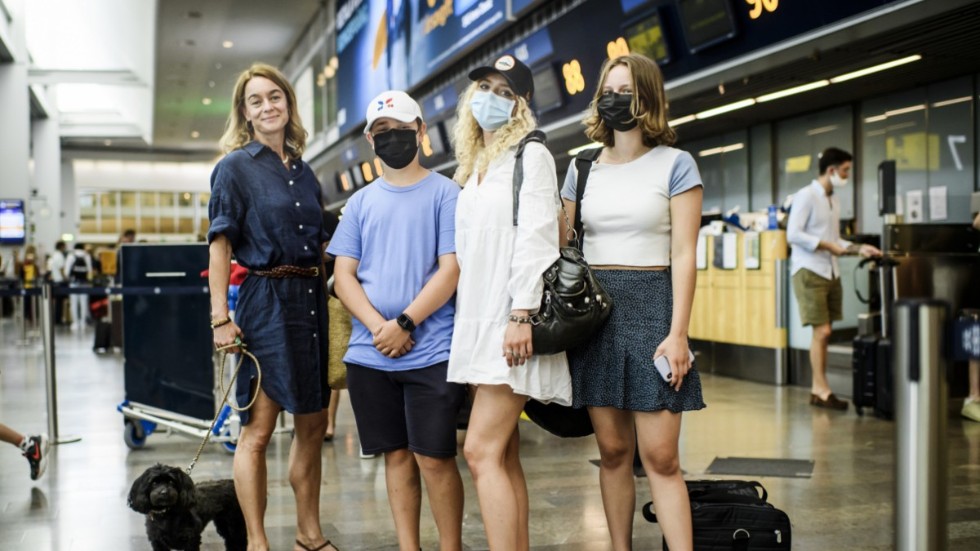 Jenny Molvin, Axel Molvin, Ella Molvin och Elin Eriksson ska resa till Palma där de har hus. Förra året kunde de inte resa dit men nu känner de sig tvugna att åka för att ta hand om bostaden.