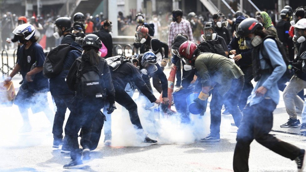 Polis satte in tårgas för att skingra demonstranter i Bangkok under lördagen.