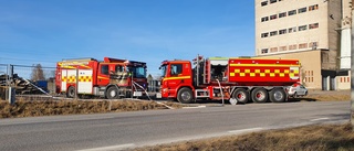 Brand med öppna lågor uppstod i en container