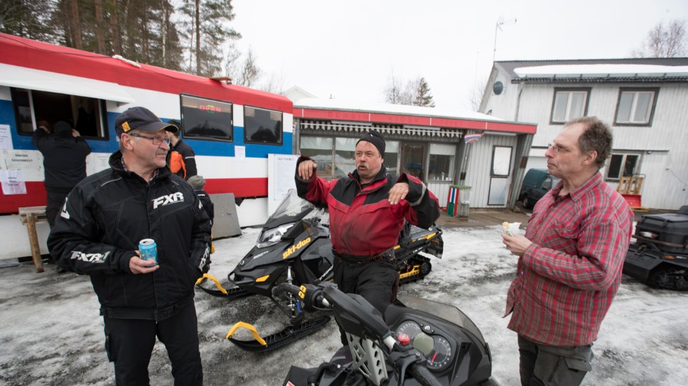 Hans Lidberg och Thomas Engström tar del av Sven-Olov Eks inlevelsefulla beskrivning av en snöskoterfärd för länge sedan. 