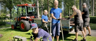 Kämpar på i hettan – gänget håller Skogskyrkogården prydlig: "Förra veckan var det olidligt"