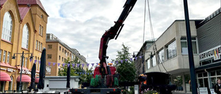  Tung pjäs lämnar Storgatan i Luleå