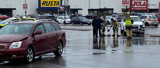 En person till sjukhus efter krock på parkering