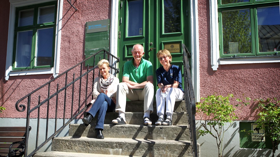 Ewa och Björn Lundberg har tillsammans med Caroline Edlund drivit mottagningen under många år. Nu har PTJ Dental tagit över och det är generationsskifte för Visbys äldsta mottagning.