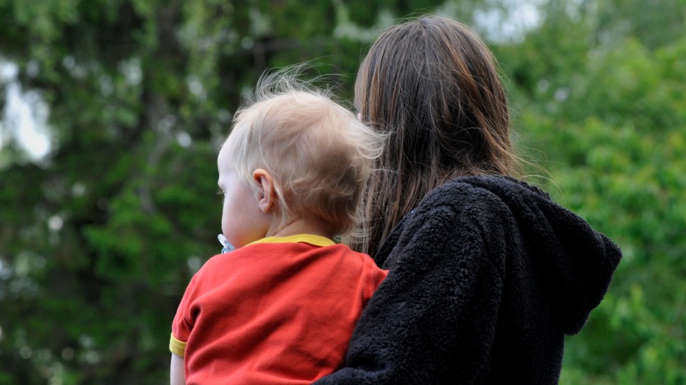 Genrebild på mamma med sitt barn. Som vanligt har personerna på bilden ingenting med ledarens innehåll att göra.
