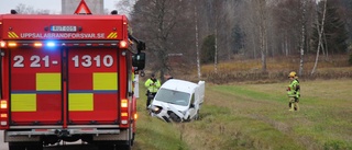 Skåpbil välte efter krock med traktor