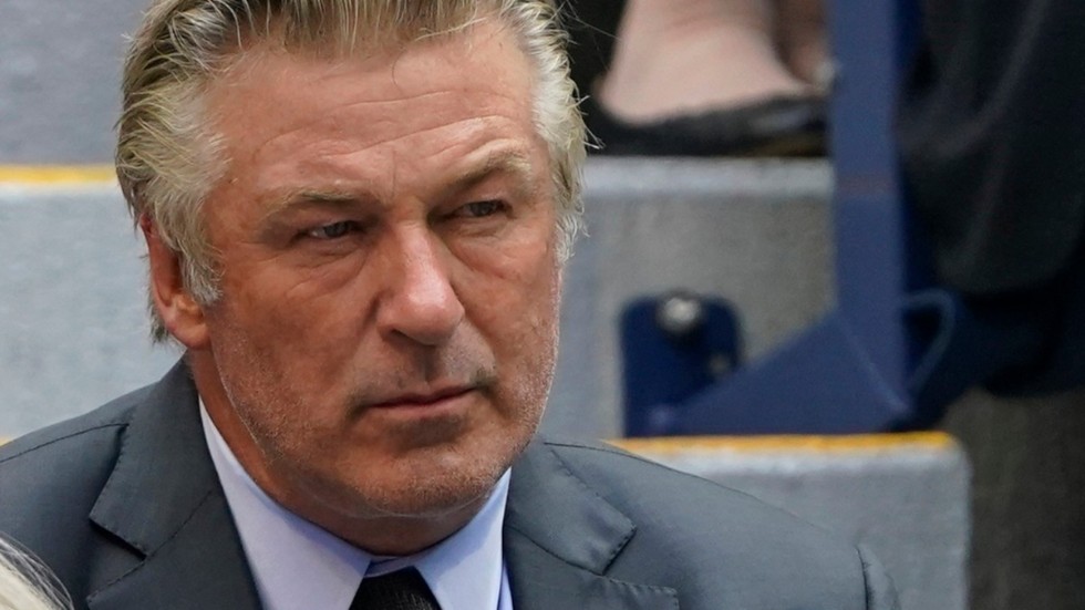 Skådespelaren och producenten Alec Baldwin riskerar åtal för dödsskjutningen och tillsätter nu en egen utredning. Arkivbild.