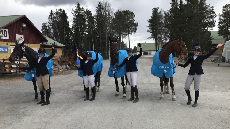 Piteå Ridklubbs lag som via tävling i Östersund kvalade in till SM-semifinal på Strömsholm. Från vänster Clara Marklund, Emilia Fredriksson Lindmark, Emma Sannelind och Nina Backman.