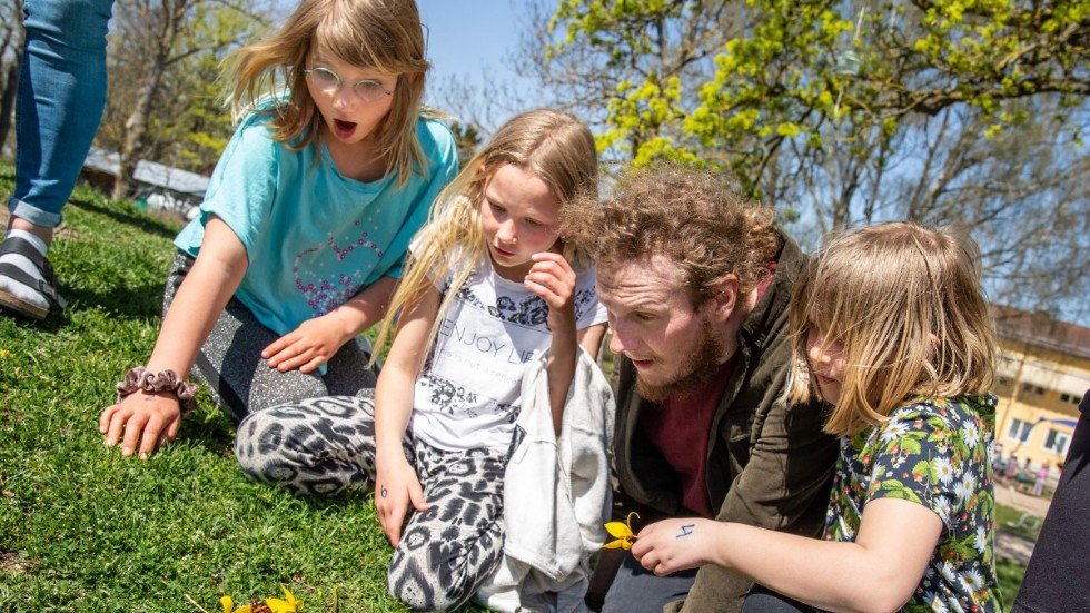 Sigrid,Veronica, teaterpedagogen Olle och Elsa är alla tagna av hur häftigt det var att släppa ut fjärilarna i det fria.