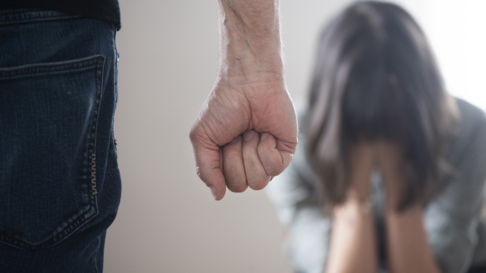 En man åtalas misstänkt för grov fridskränkning av sin dotter.