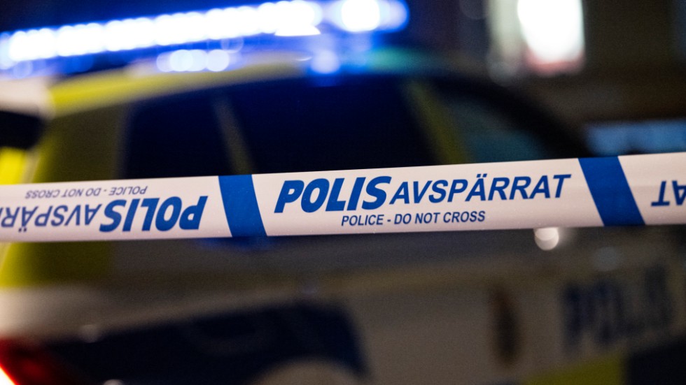 Polisen har spärrat av ett skogsområde i Stockholmsförorten Farsta där en man sköts ihjäl på torsdagseftermiddagen. Arkivbild.