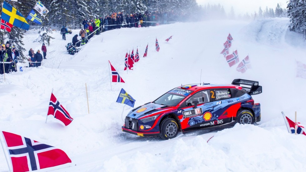 Oliver Solbergs bil under första etappen av Svenska rallyt.