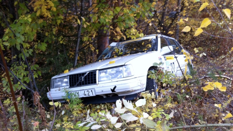 I DIKET. En geting placerade Roger Fransson och Lotta Holmqvist i diket i helgens DM-tävling i rally. Foto: Privat