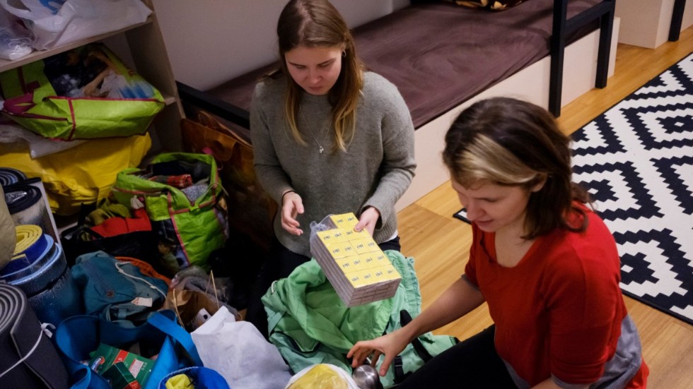 Ugne Rasciute och Ewa Wolkanowska-Kolodziej, som ingår i aktivistgruppen Sienos Grupe i Litauen, går genom förrådet av förnödenheter.