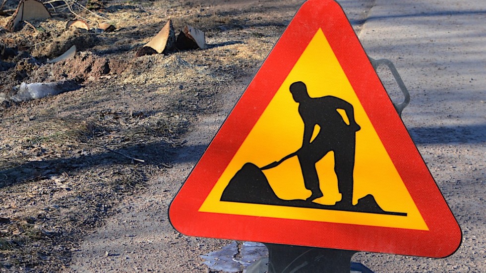 Att byta ut avloppsledningar tar tid, först i slutet av januari beräknas arbetet i Örsundsbro vara klar. Trafiken på Hamnvägen begränsas under arbetstiden.
