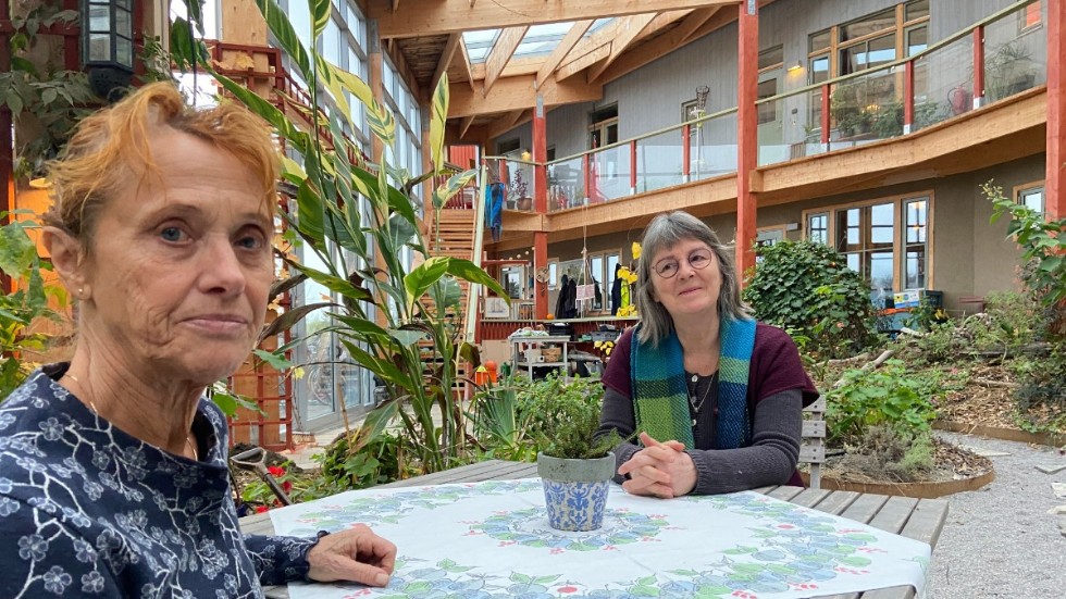 Annika Ekström Stockman och Amelie Wallmark bor i den kooperativa hyrerättsföreningen Lagnö bo utanför Trosa.