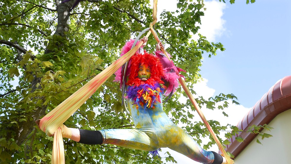 Uppe i det blå. Cirkusartisten Marina Georgescu uppträdde som papegoja för barnen. Foto: Jeanette Lövgren.