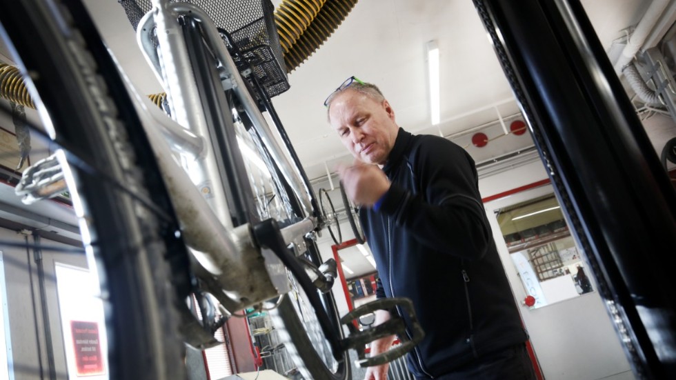 Micke Löfqvist menar att det har blivit än viktigare att se över sin gamla cykel hemma, smörja kedjan och pumpa däcken, eftersom komponentbrist ger extremt långa leveranstider just nu.
