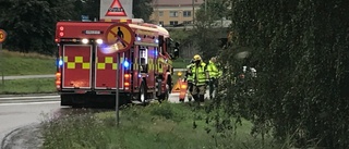 Skåpbil körde in i lyktstolpe