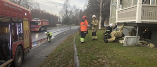 En till sjukhus efter brand i flerfamiljeshus