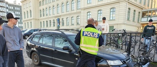 Parkerad bil kom i rullning vid skola