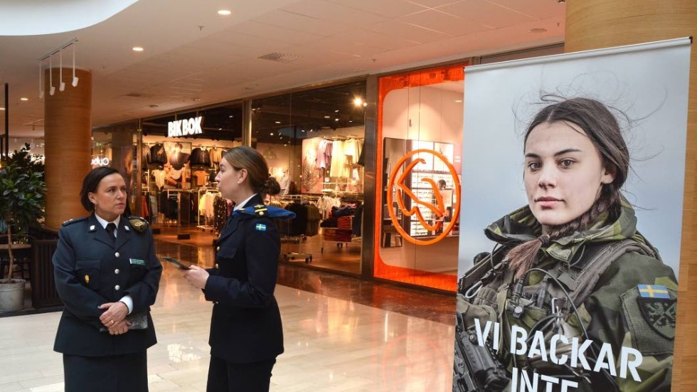 Joanna Sjölander, infobefäl i Hemvärnet samtalar med Sandra Thulin, räddningsbefäl på Malmens flygplats.