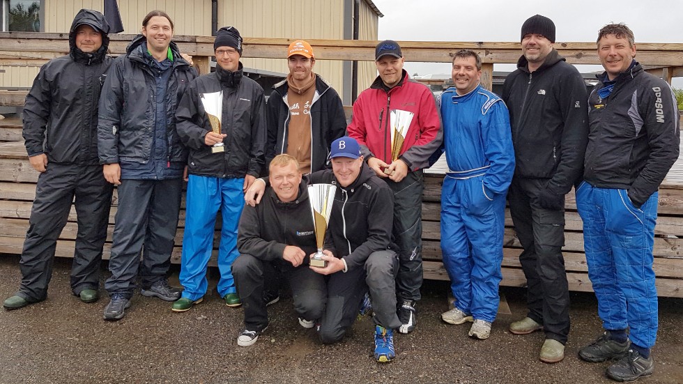 PÅ PALLEN. Segrande Nordtrade, längst fram Johan och Daniel Lindberg. Emil Burén saknas. Tvåorna Mayflower Fredrik Jansson, Mats Loggert, Daniel Melander, Christer Strömberg. Treorna Vision Ronnie Lindahl, Erik Forsberg, Jörgen Nyström och Fredrik Stenmark. Foto: Barbro Forsman.