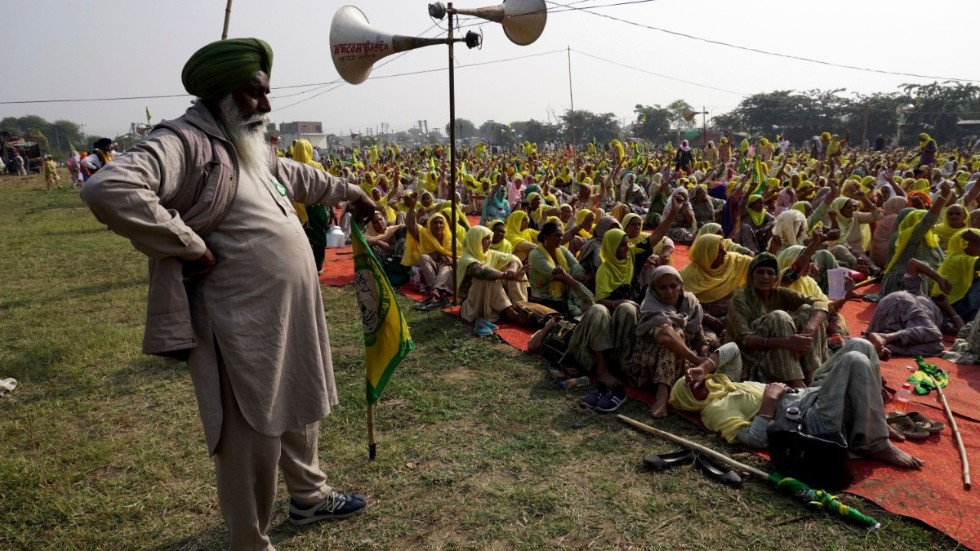 Protesterande bönder i utkanten av New Delhi, fotograferade i fredags.