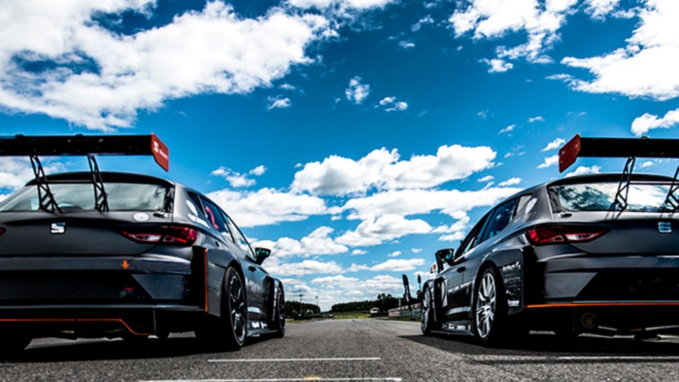 Robert Dahlgren och David Haglöf utmanar sina bilmekaniker Johan Lundin och Hendrik Nilsson. Vem vinner racet när man halvvägs i loppet måste stanna och byta två hjul på bilen? Vem vinner duellen? Foto: Carlos Contreras/Jarowskij
