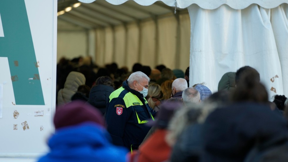 Människor köar för att få covidvaccin i Milano i Italien, ett av de länder där den nya omikronvarianten av coronaviruset har konstaterats.