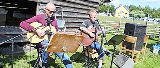 Festlig sommarlördag i årets by