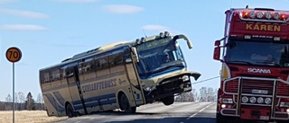 Buss gick av vägen vid Tjärn