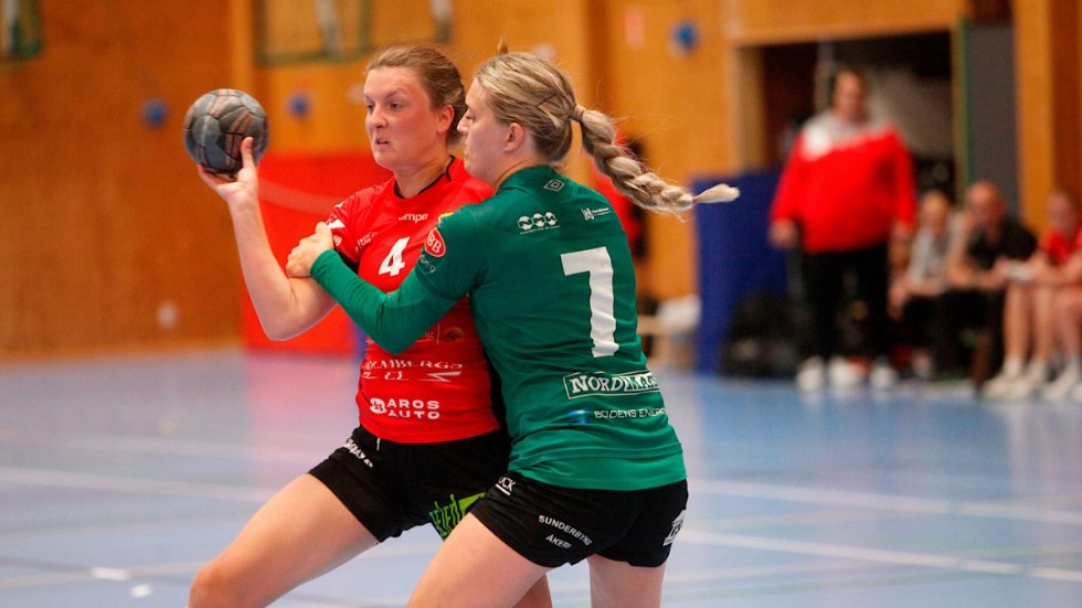 EHF har inlett försäsongen med ett antal tuffa matcher mot bra motstånd. På bilden anfaller Rebecca Strand mot Boden i en tidigare träningsmatch. I helgen spelade laget Alfta träningsmatchhelg och mötte tre lag från division 2, dock utan Strand.
