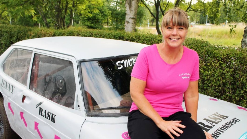 BITEN. Jenny Hedström var ridtjej från början, men har i folkracesporten hittat helt andra hästkrafter att brinna för. Här är hon med bilen hon debuterar i Folkracefestivalen med.
