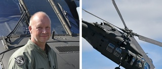 Hyllade piloten förbereder sig för uppvisning med Black Hawk