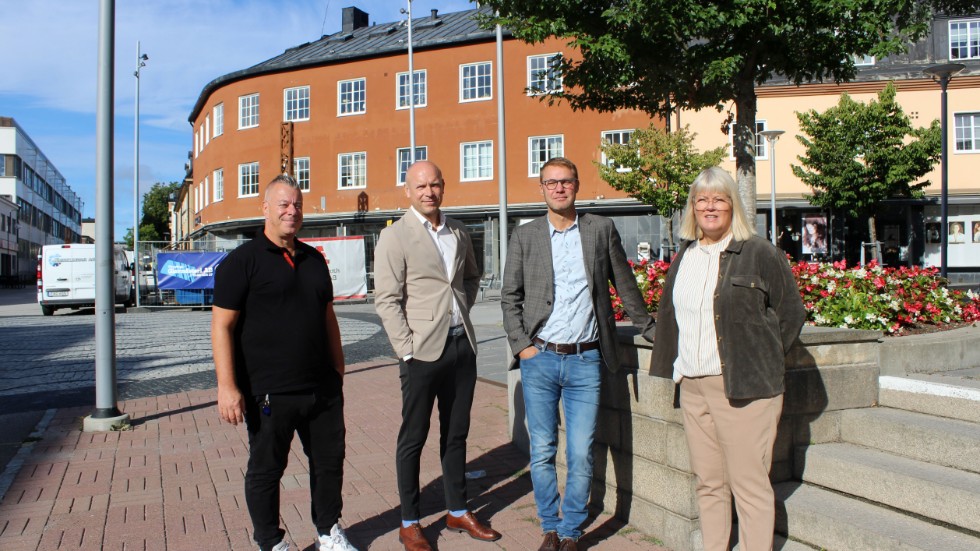 Jens Nordin, Johan Malmberg, Tobias Lundin och Ulrika Jeansson framför byggnaden, som syns i bakgrunden, där servicekontoret ska öppna, i gamla Swedbanks lokaler.